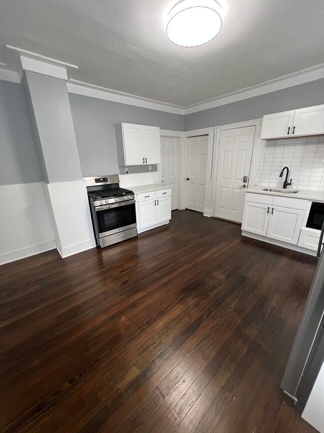 Building Photo - 456 Poplar St