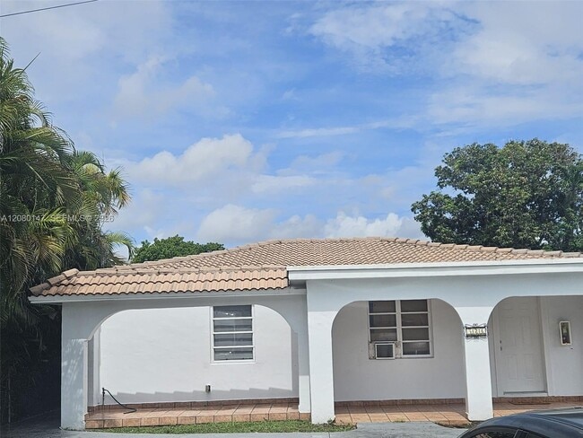 Photo - $2,000 526 sw 64th Ave #4 House