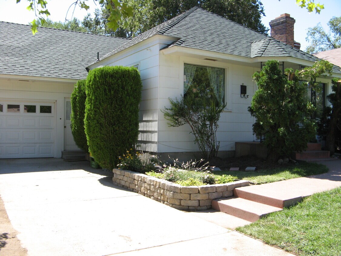 Primary Photo - 324 Caliente St