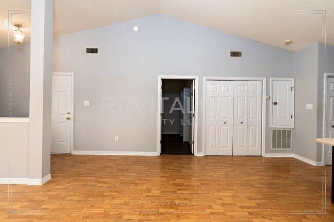 Building Photo - **Application Pending** Beautiful 3 Bed/2 ...