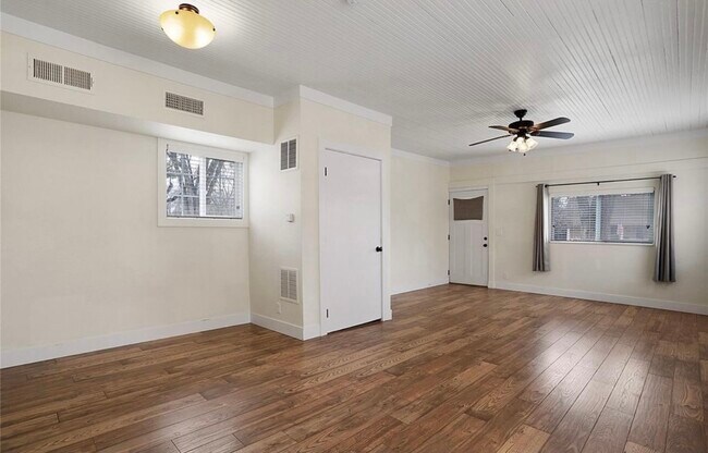 Building Photo - 520 E Del Norte St