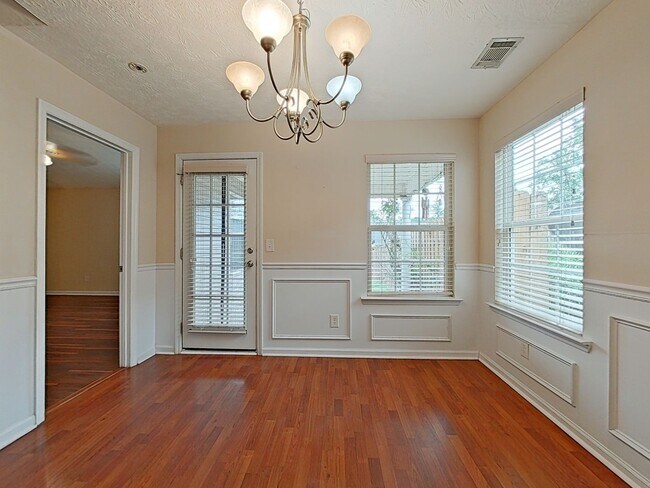 Building Photo - 3 bed 2 bath Ranch -AVAILABLE NOW- no pets