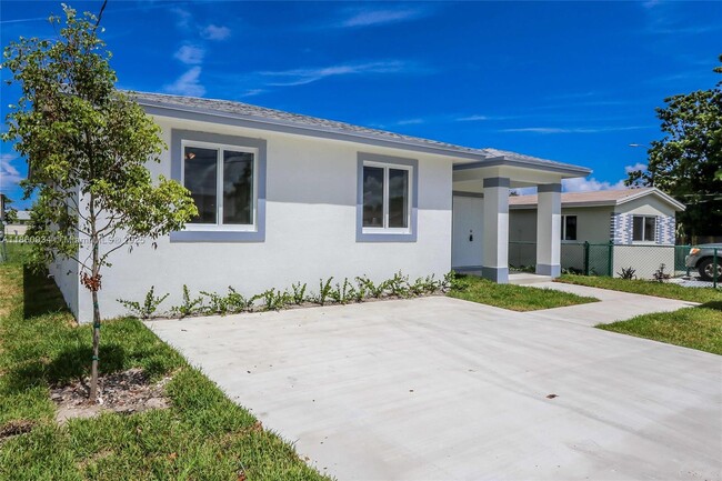 Building Photo - 806 NW 5th Ave