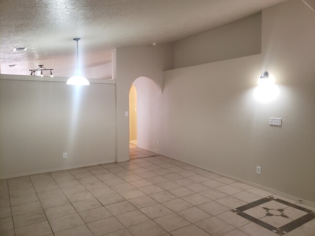 Building Photo - 2605 Silver Star Dr SW