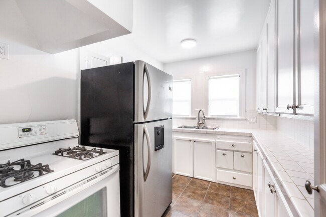 Building Photo - 1262 N Poinsettia Pl