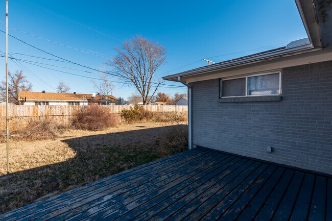 Building Photo - 2711 S Glenn Ave