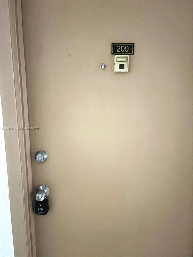 Foto del edificio - 16801 NE 14th Ave