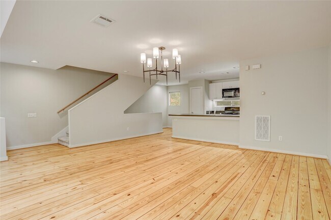 Building Photo - 910 Ruthven St