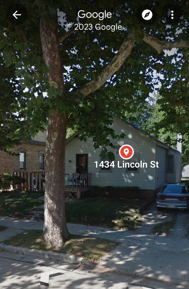 Quiet, sycamore tree lined neighborhood near all of what Racine offers! Walk to the beach! - 1434 Lincoln St