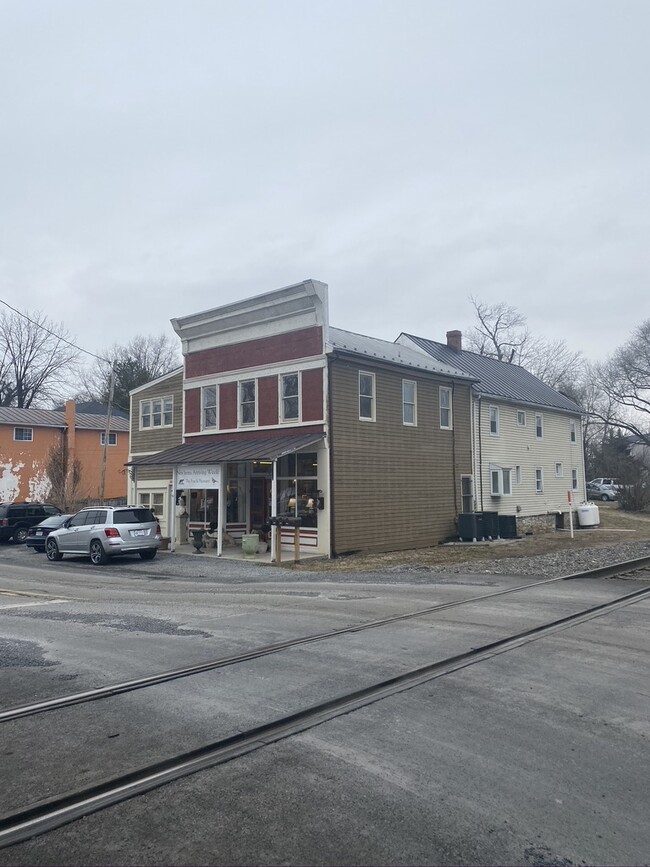 Building Photo - 114 E Main St