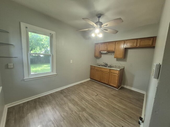 Building Photo - 622 Crestmore Ave