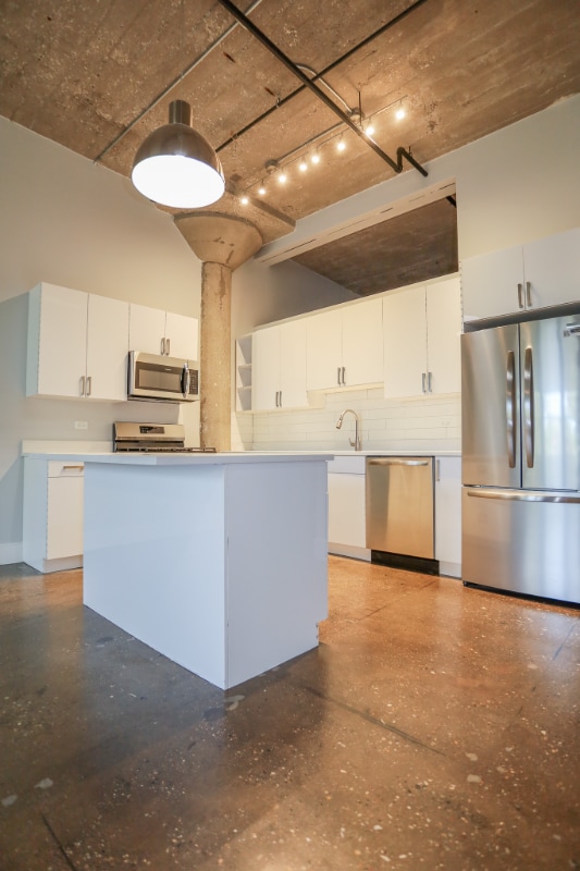 Building Photo - 4046 N Hermitage Ave