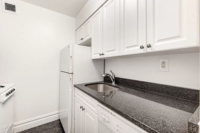 Building Photo - 154 W 70th St