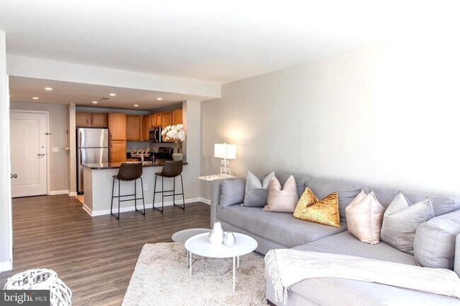 Foto del edificio - Bright Large 1BR with Parking, Minutes from Waterfront Metro!