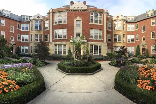 Foto del edificio - 15700 Van Aken Blvd