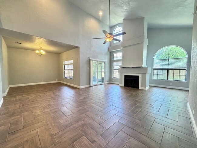 Building Photo - Updated Single Family Home with community ...