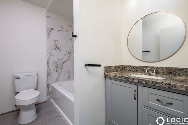 Building Photo - Stunning Townhome in Amazing Location!!