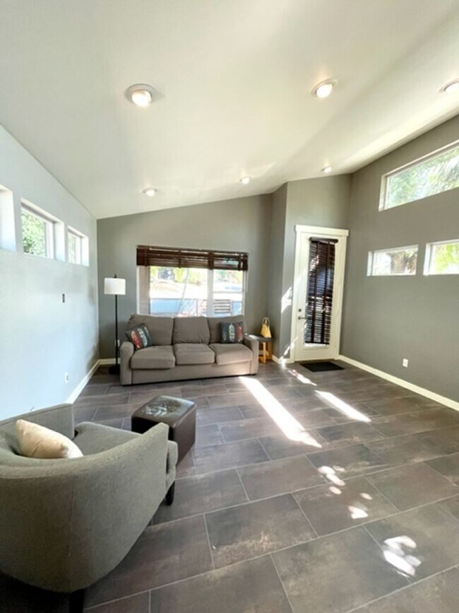 Building Photo - Modern Westside Bungalow!
