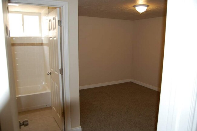 Building Photo - 170 W 200 S