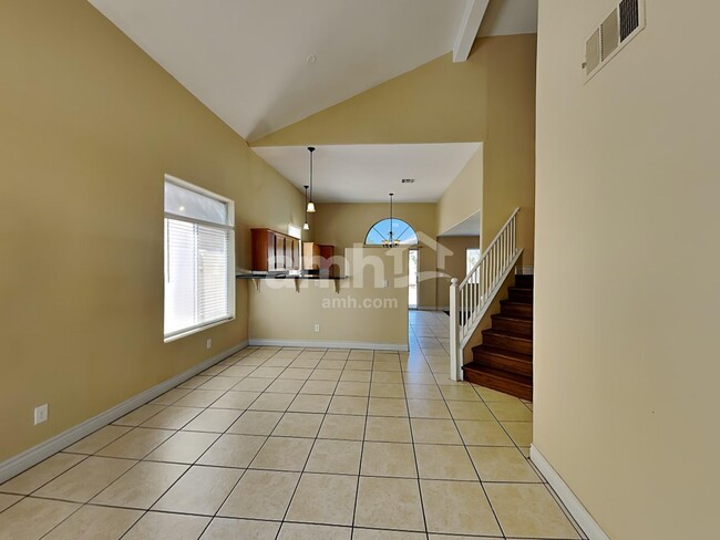Building Photo - 203 Mariposa Way