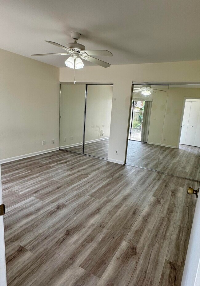 Foto del edificio - 1301 Waterview Cir