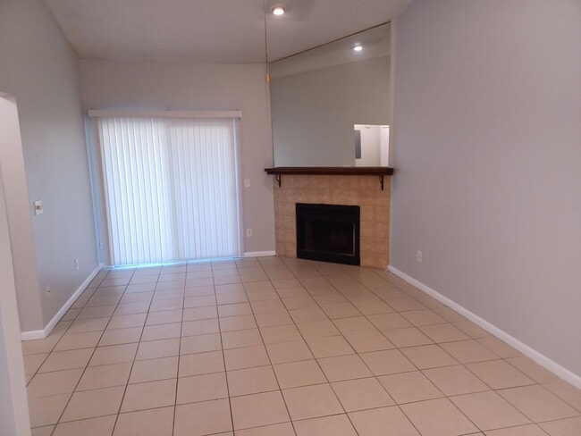 Building Photo - Cozy 2 Bedroom Home