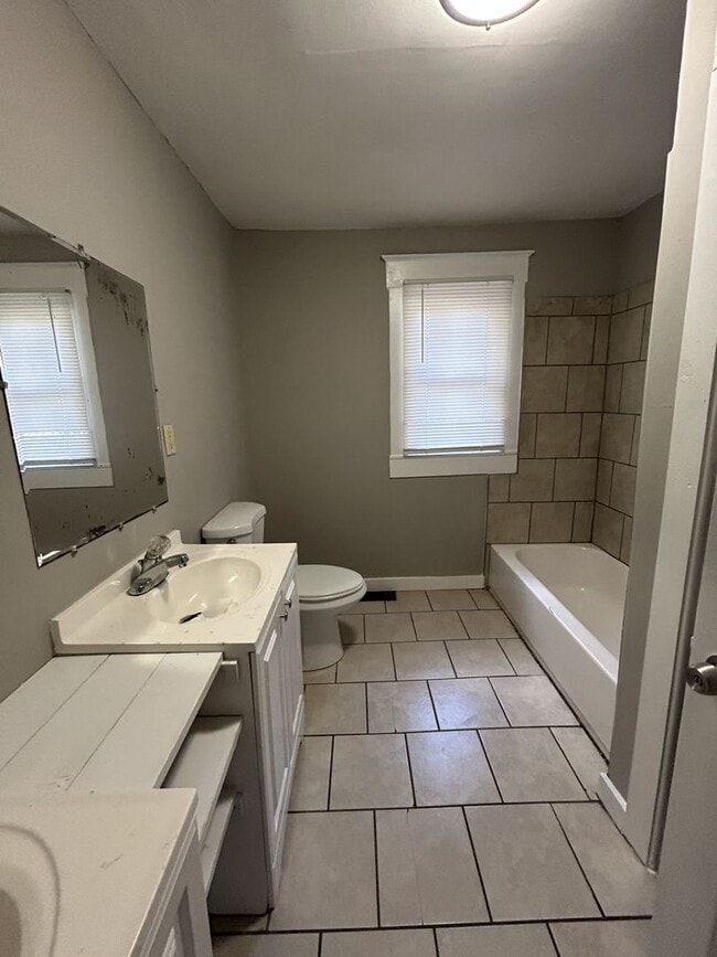 Building Photo - COMING SOON!  GORGEOUS 4BR/1BA - Large Cor...
