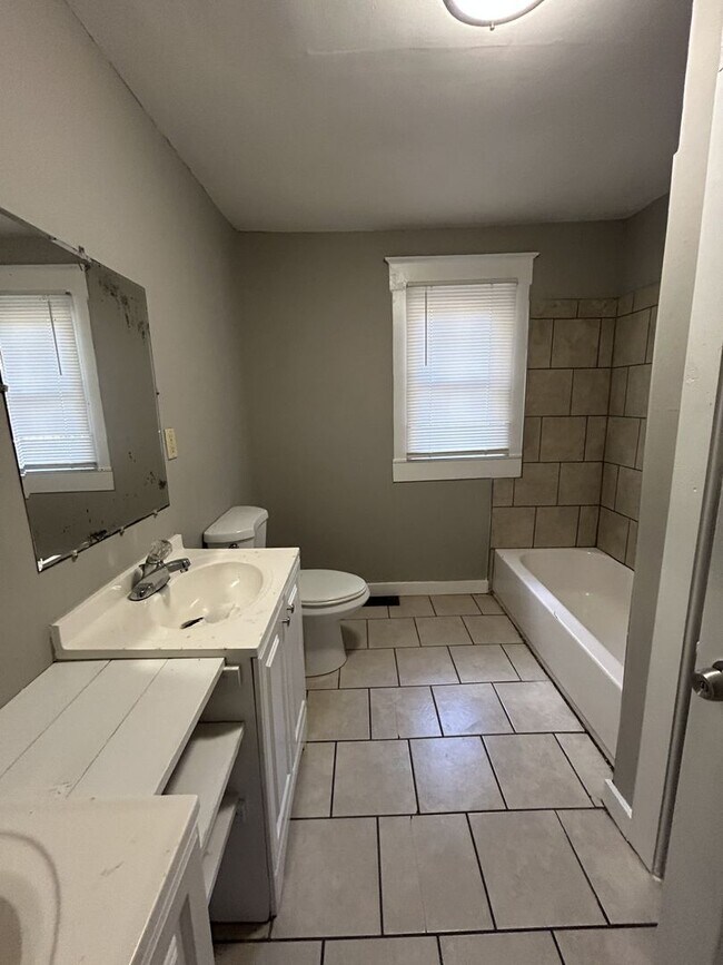 Foto del edificio - GORGEOUS 4BR/1BA - Large Corner Lot!  A MUST SEE!