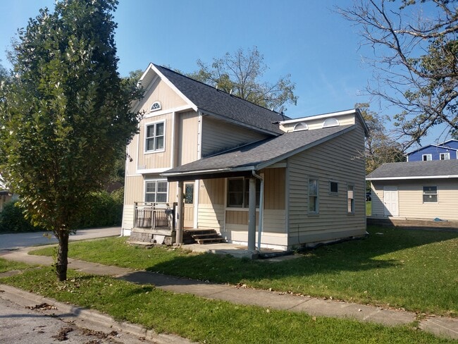 Building Photo - 922 W 8th St