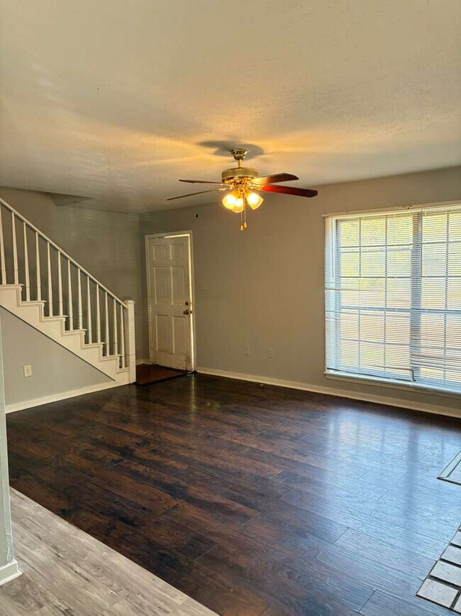 Foto del edificio - 560 Woodland Hills Pl