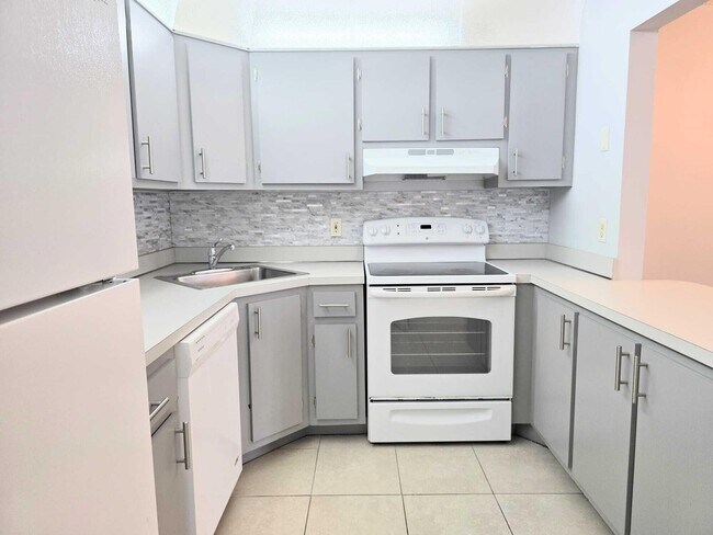 Building Photo - 3531 Pine Tree Ct