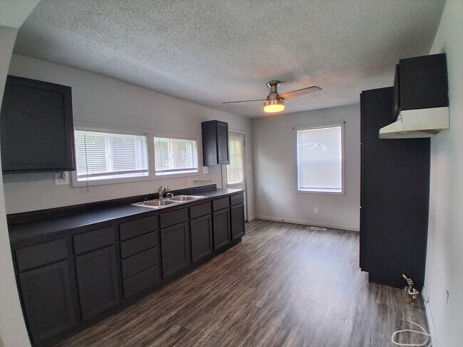Building Photo - 320 Vermilion St