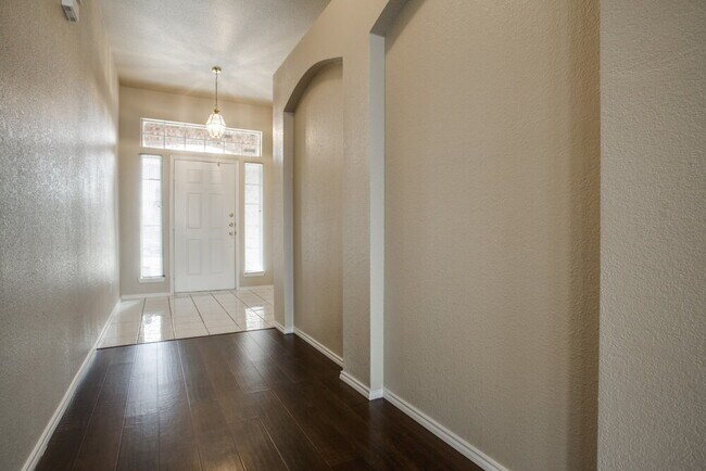 Building Photo - 2713 Meadowview Dr