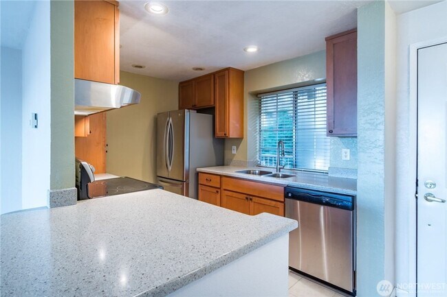 Building Photo - Lake Sammamish View Condo For Lease