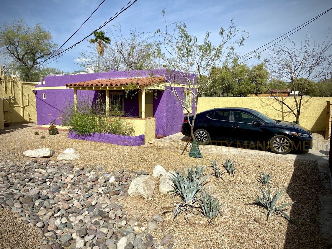 Primary Photo - 2216 E 6th St