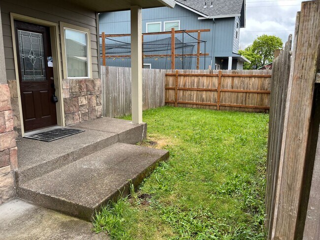 Building Photo - 3 bedroom,2.5 bath home, new carpet/floori...