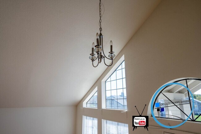 Foto del edificio - Gorgeous four bedrooms, three baths Glen C...