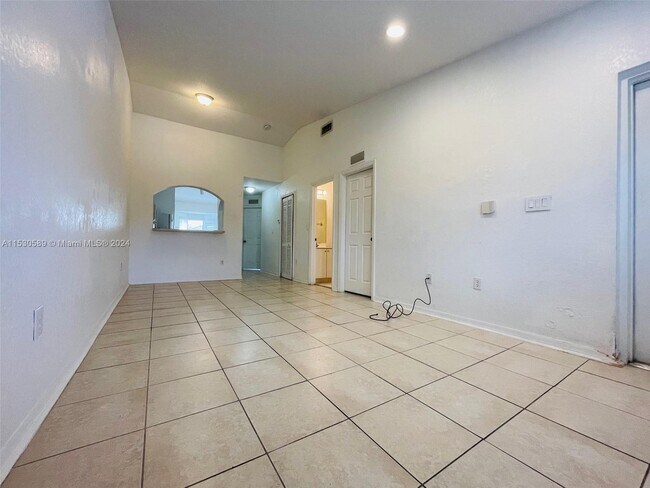 Building Photo - 940 NE 34th Ave