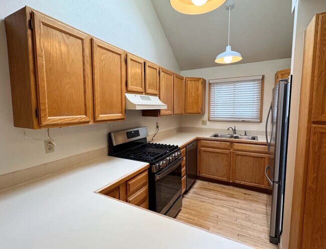 Foto del edificio - Spacious 2BD/2.5BA Townhome in Quiet Commu...