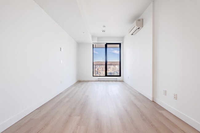Building Photo - 1001 Rue Lucien-L'allier