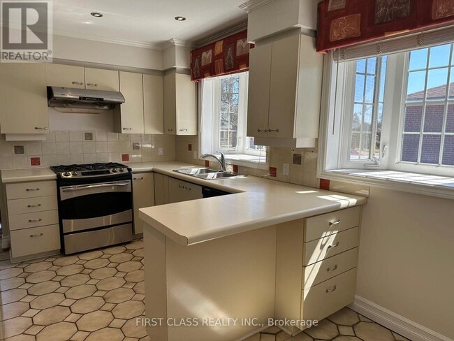 Building Photo - 28 Collins Crescent