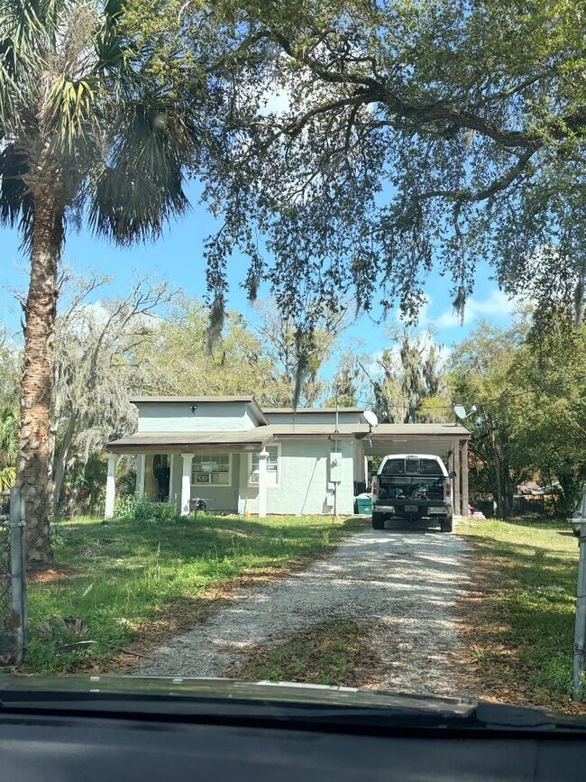 Building Photo - HUGE fenced yard with updated 2 bedroom Home  CALL Sheila to see 407-687-7900