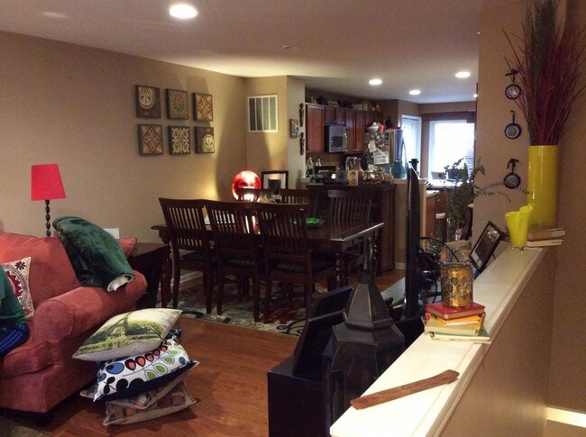 Building Photo - Beautiful Townhouse in Novi