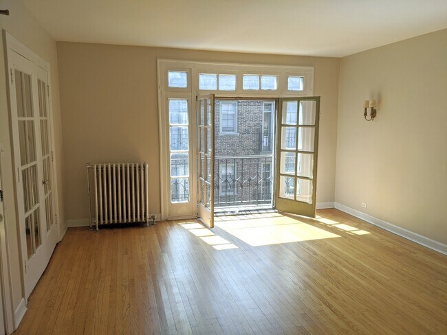 Large Living room - 911 Elmwood Ave