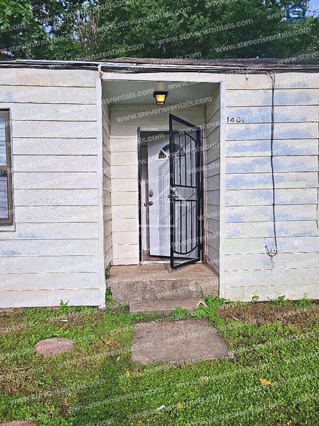 Building Photo - 1401 SW 7th St