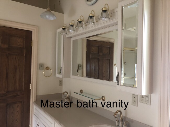 Foto del edificio - 2 bed / 2 bath UPSTAIRS of triplex