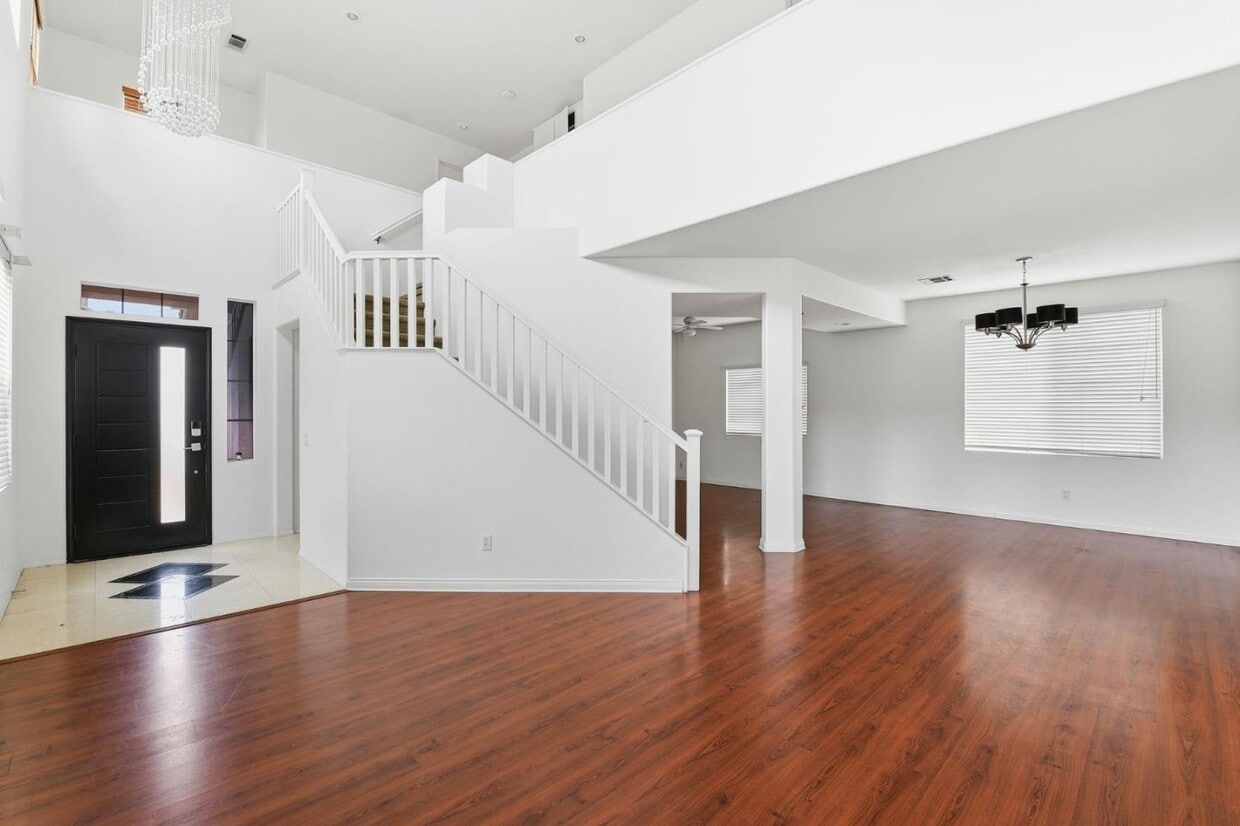 Primary Photo - 125 Macademia Ln