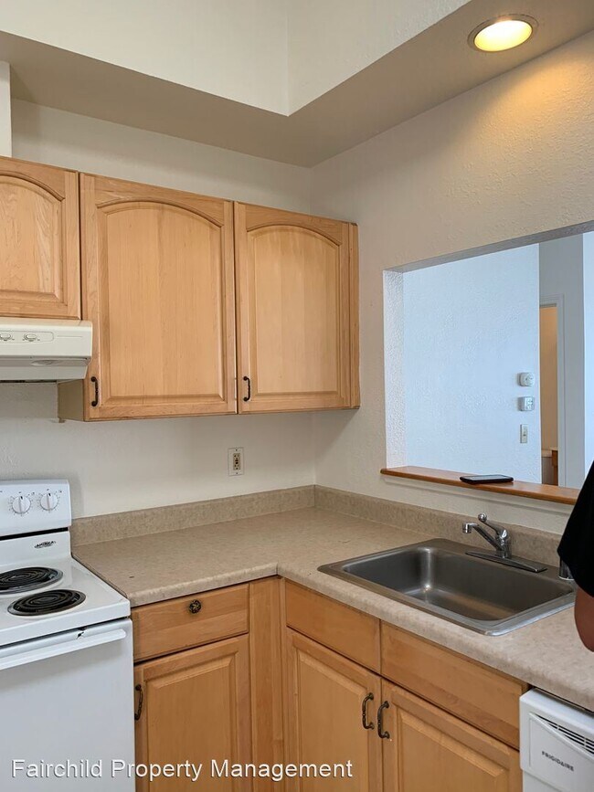 Building Photo - 2 br, 1.5 bath  - 555 Broadway Ave