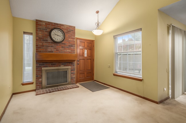 Building Photo - Lovely 2 Bed, 2.5 Bath Townhome with a Loft!