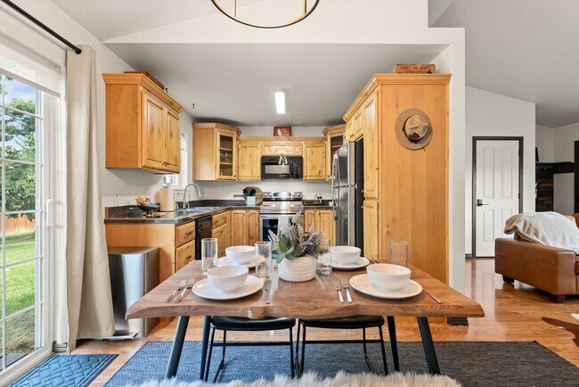 Foto del edificio - Glacier Chalet – Cozy Columbia Falls Retreat Near Glacier National Park